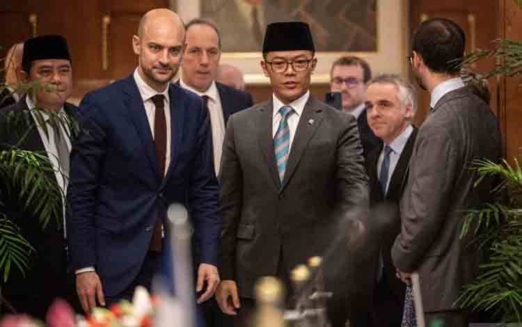 Menteri Luar Negeri (Menlu) Sugiono (keempat kanan) bersama Menteri Eropa dan Luar Negeri Prancis Jean Noel Barrot (kedua kiri) berjalan menuju ruangan untuk melakukan pertemuan bilateral di Gedung Pancasila, Kantor Kementerian Luar Negeri, Jakarta, Rabu (26/3/2025). Pertemuan tersebut membahas rencana kunjungan Presiden Prancis Emmanuel Macron ke Indonesia pada Mei 2025 dan kerja sama yang meliputi bidang transisi energi, ketahanan pangan, pertahanan, tranformasi digital dan budaya. ANTARA FOTO