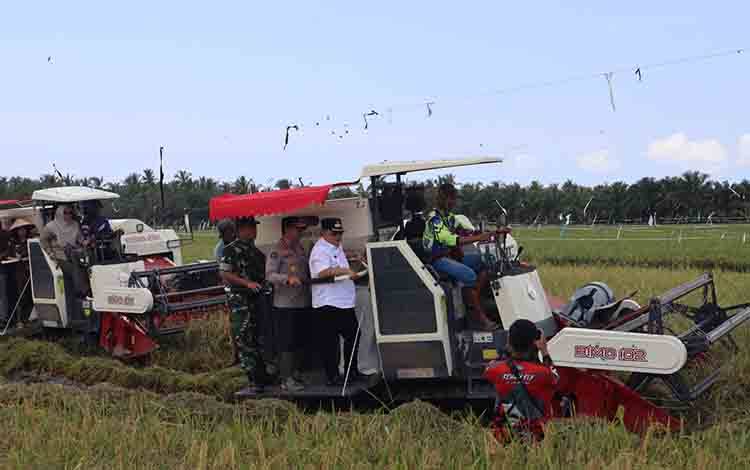 Dukung Ketahanan Pangan, Kapolres Kotim Hadiri Panen Raya di Desa Lampuyang