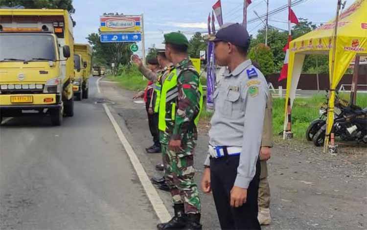 Berjalan Lancar, Babinsa Kodim 1011 Kapuas Turut Amankan Mudik Lebaran