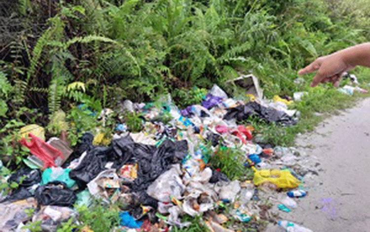 Sampah di pemukiman masyarakat. (Foto:MARINI)
