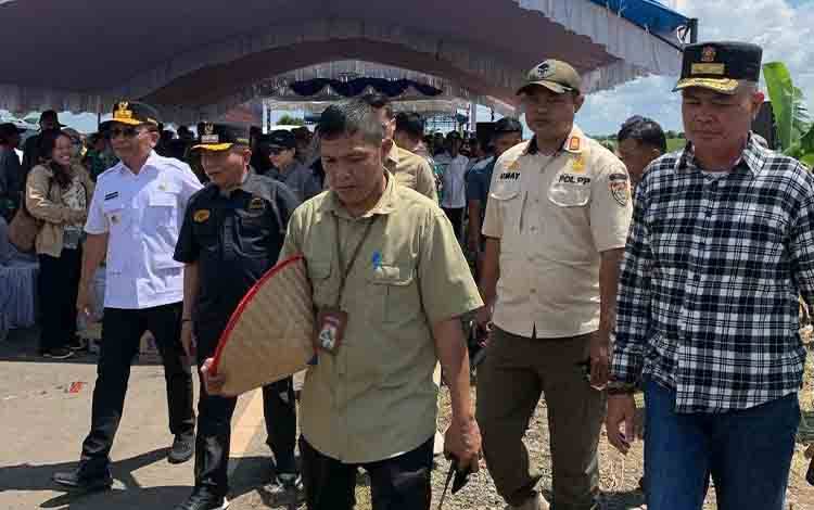 Dukungan Satpol PP Kalteng Warnai Kegiatan Panen Raya Serentak