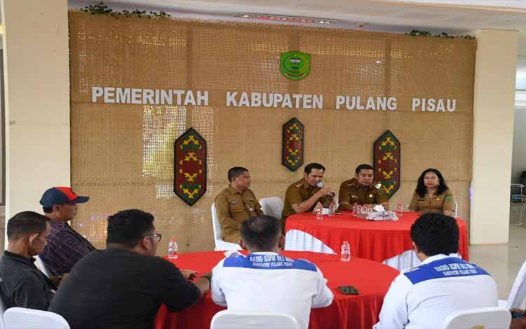 Bupati Pulpis Ahmad Rifa'i berserta Wakilnya?Ahmad Jayadikarta saat bersilaturahmi berserta wartawan, Selasa 8 April 2025. (FOTO: RETHA)