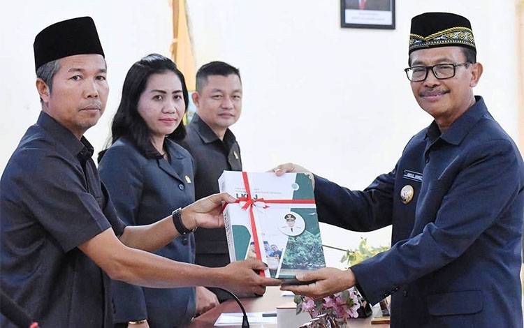 Wakil Bupati Lamandau Abdul Hamid menyerahkan dokumen LKPJ kepada pimpinan DPRD Lamandau. (FOTO: PPOST/FAHRUDDIN FITRIYA)