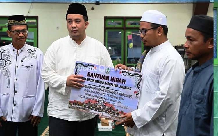Bupati Lamandau Rizky Aditya Putra menyalurkan bantuan rumah ibadah di Desa Bumi Agung, Kecamatan Bulik. (FOTO: PPOST/FAHRUDDIN FITRIYA)