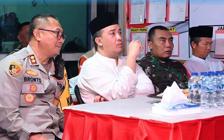 Bupati Lamandau Rizky Aditya Putra bersama Kapolres Lamandau AKBP Bronto Budiyono saat berada di pos pengamanan arus mudik. (FOTO: PPOST/FAHRUDDIN FITRIYA)
