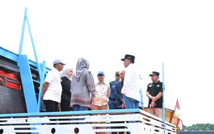 Gubernur Kalteng H. Agustiar Sabran saat melakukan peninjauan terhadap infrastruktur Pelabuhan Tanjung Puting Kumai. (FOTO: BOWO)