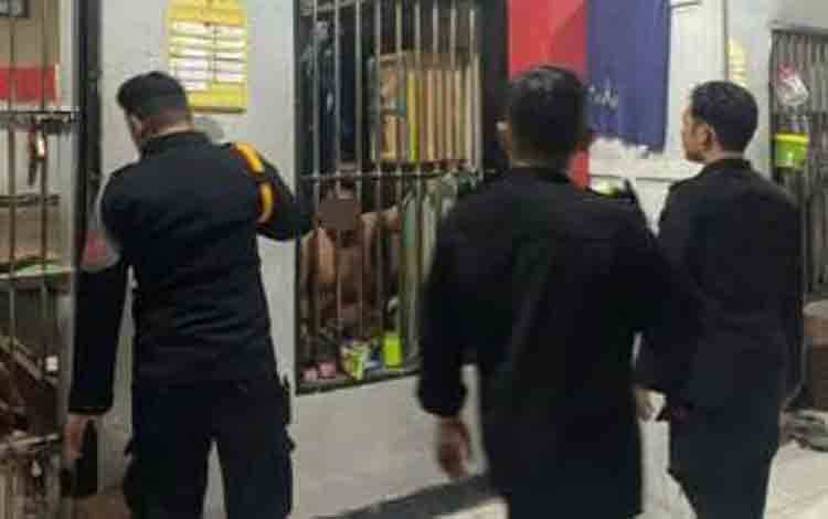Petugas Rutan Kapuas Rutin Lakukan Kontrol Keliling Cegah Gangguan Kamtib