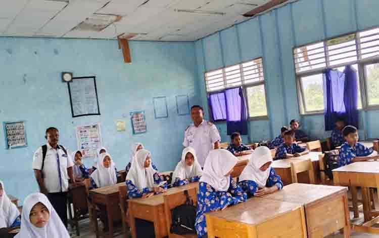 Camat Kapuas Kuala Kunjungi SLTPN 3 Satu Atap Desa Wargo Mulyo
