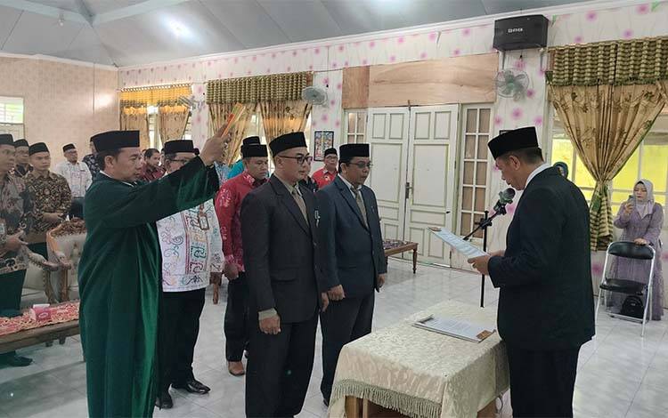 Kepala Kemenag Kapuas Lantik Dua Pejabat Kepala KUA Kecamatan