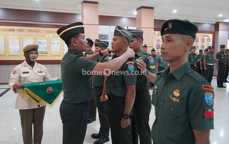 Danrem 102 Panju Panjung Brigjen TNI Wimoko saat memakaikan tanda pangkat kepada personel Korem yang mendapat kenaikan pangkat (Foto : Penrem 102 Panju Panjung)
