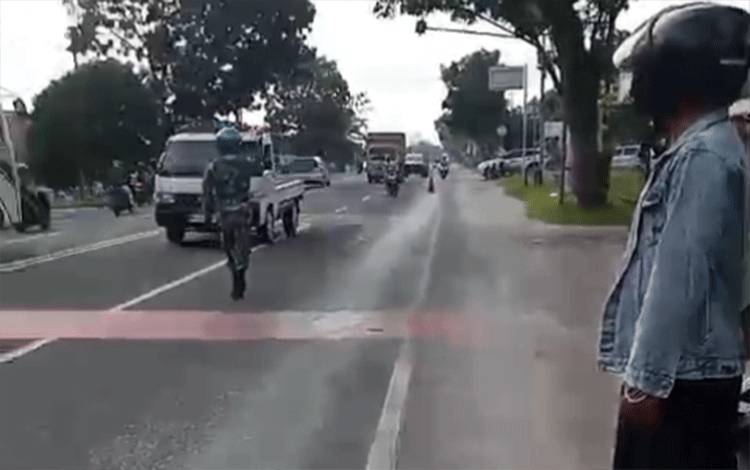 Tumpahan Solar di Depan Kantor Wali Kota Palangka Raya Sebabkan Sejumlah Pemotor Terjatuh