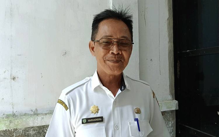 Kepala Dinas Disbudporapar Marhaendra Usai diwawancara, Kamis 10 April 2025. (FOTO : RETHA)