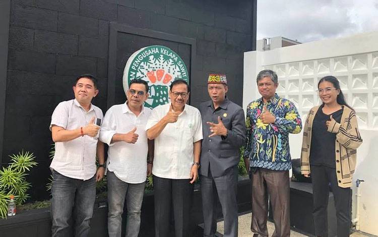 Kunjungan Ketua FORDAYAK Bahas Peranan Kelapa Sawit dengan GAPKI Kalteng