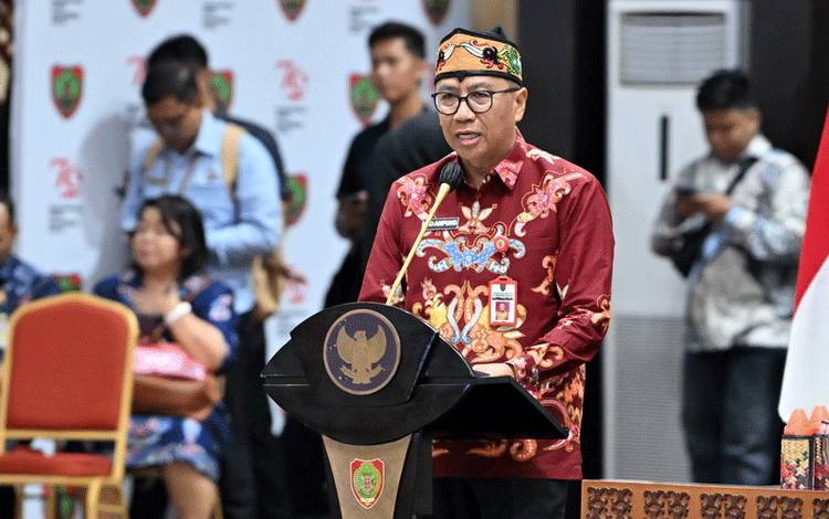 Kepala BAPPERIDA Provinsi Kalteng Leonard S. Ampung saat menyampaikan laporan. (FOTO:IST)