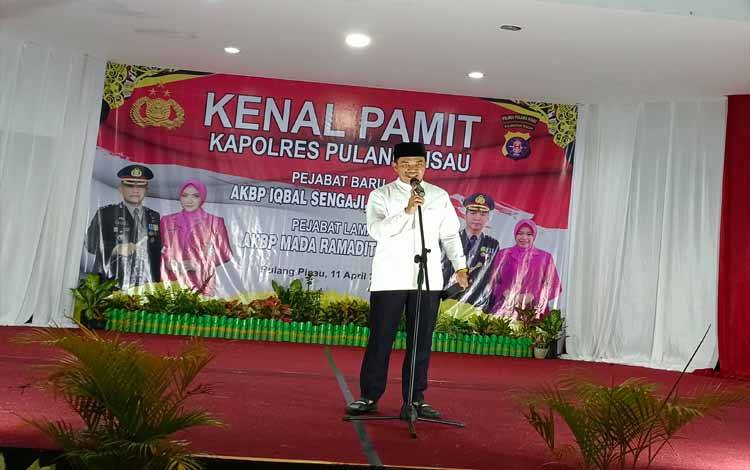 Bupati Pulang Pisau Ahmad Rifa'i saat menyampaikan sambutan, Jumat 11 April 2025 Malam. (FOTO: RETHA)