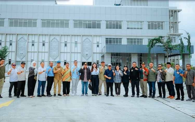 Gubernur Kalimantan Tengah, Agustiar Sabran bersama tim saat meninjau RSUD Hanau, beberapa waktu lalu. (FOTO:RSUD HANAU)