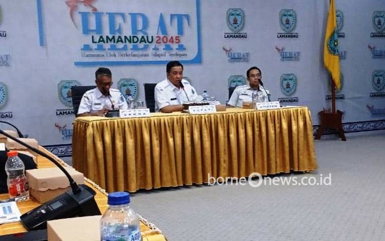 Bupati Lamandau Rizky Aditya Putra saat memimpin rapat evaluasi camat se-Kabupaten Lamandau. (FOTO : PPOST/FAHRUDDIN FITRIYA)