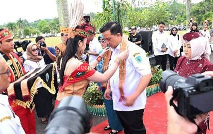 Bupati Lamandau Rizky Aditya Putra menjalani prosesi penyambutan di halaman Kantor Bupati Lamandau. (FOTO : PPOST/FAHRUDDIN FITRIYA)