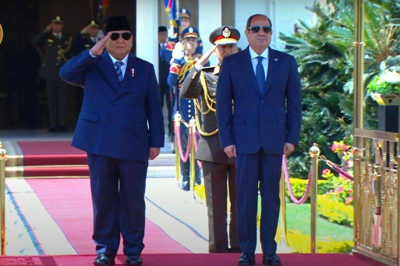 Prabowo Disambut Hangat El-Sisi Setibanya di Istana Al-Ittihadiya