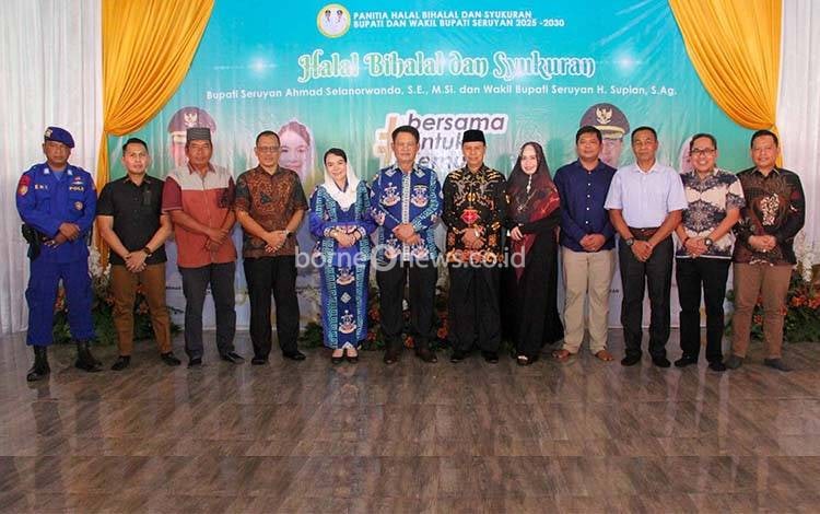 Bupati Seruyan Ahmad Selanorwanda dan ?Wakil Bupati H. Supian foto bersama saat kegiatan halal bihalal dan syukuran. (Foto : Prokom Seruyan)