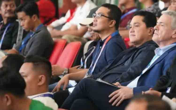 Ketua Umum PSSI Erick Thohir (kedua kanan) mendampingi Direktur FIFA Theodore Giannikos (pertama kanan) yang memantau transformasi Liga 1 Indonesia dengan menyaksikan laga Persija Jakarta kontra Persebaya Surabaya di Stadion Utama Gelora Bung Karno (SUGBK), Jakarta, Sabtu (12/4/2025). (Akun Instagram @erickthohir)