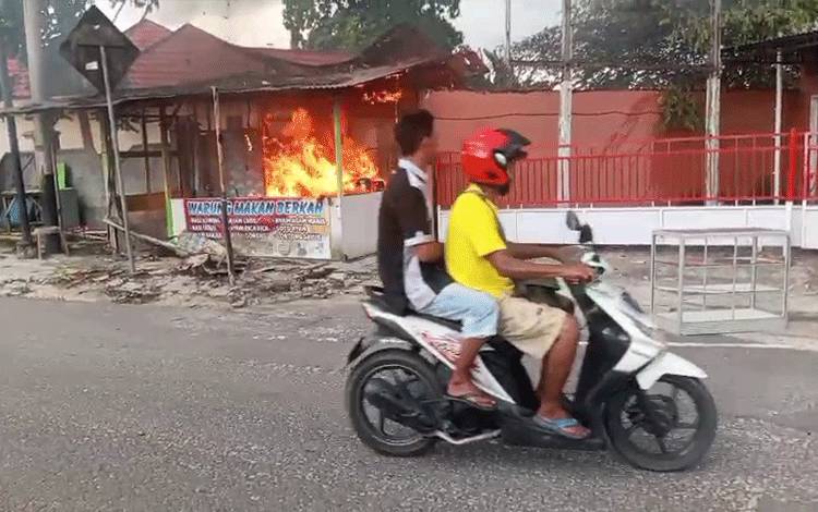 Warung Makan di Pangkalan Bun Ludes Terbakar, Diduga Akibat Korsleting Listrik