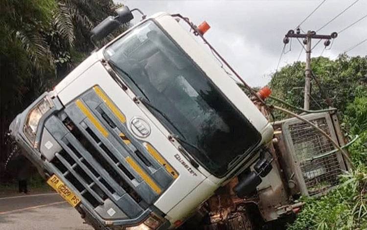Truk Lowbed Terguling di Simpang Bangkuang, Kepala Desa Minta Perbaikan Jalan Provinsi