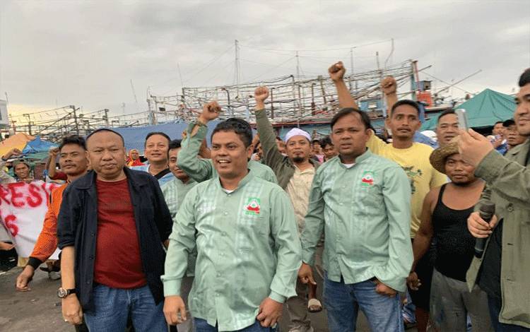 Gerakan Bangkit Petani dan Nelayan Indonesia (Gerbang Tani) Jakarta bersama nelayan menggelar unjuk rasa di Dermaga T Pelabuhan Muara Angke, Jakarta Utara, pada Minggu (13/4/2025). (ANTARA/Mario Sofia Nasution)