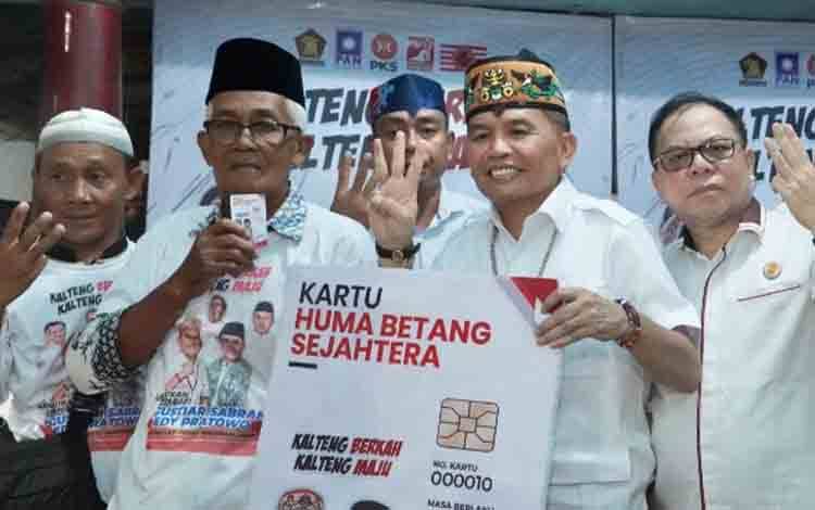 Gubernur Kalimantan Tengah (Kalteng), Agustiar Sabran saat mengkampanyekan kartu huma betang. (FOTO:RELAWAN HUMA BETANG)