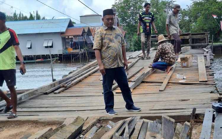 Camat Kapuas Kuala Tinjau Jembatan Kayu Runtuh di Desa Palampai