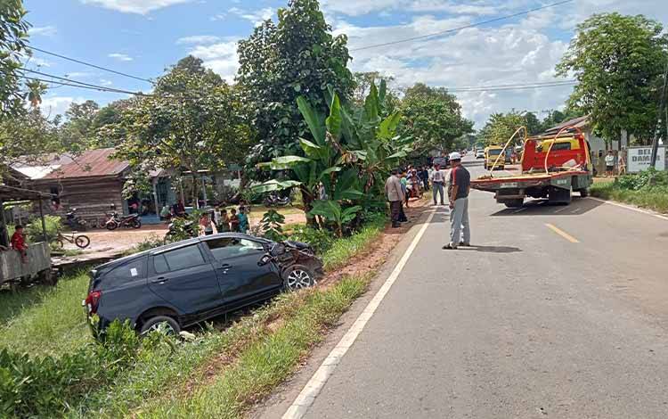 Kecelakaan Beruntun Truk Dump, Minibus, dan Tronton Hantam Warung di Kota Besi Kotim