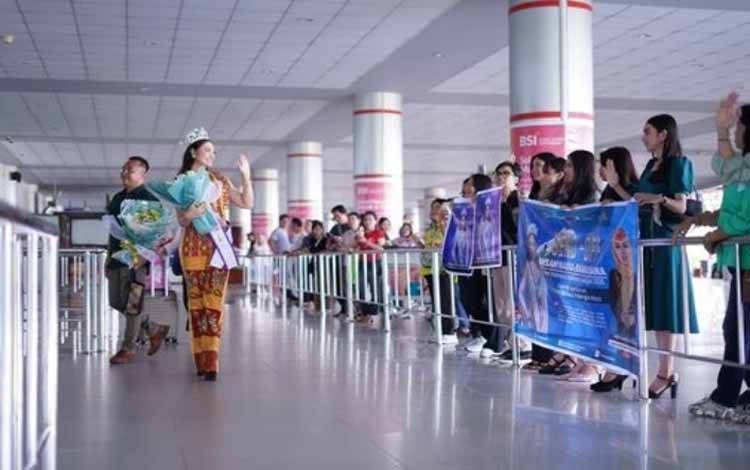 Putri Indonesia Kalimantan Tengah Ahsan Nadia Ramadhana bertolak ke Jakarta dari Bandara Tjilik Riwut dalam rangka ajang Pemilihan Putri Indonesia 2025. (FOTO:IST)