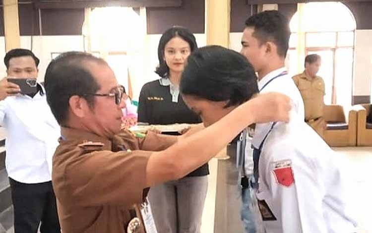 Pj Sekda Barito Timur, Misnohartaku membuka seleksi Paskibraka yang digelar di GPU Mantawara, Tamiang Layang, Senin, 14 April 2025. (FOTO: MMC BARTIM)