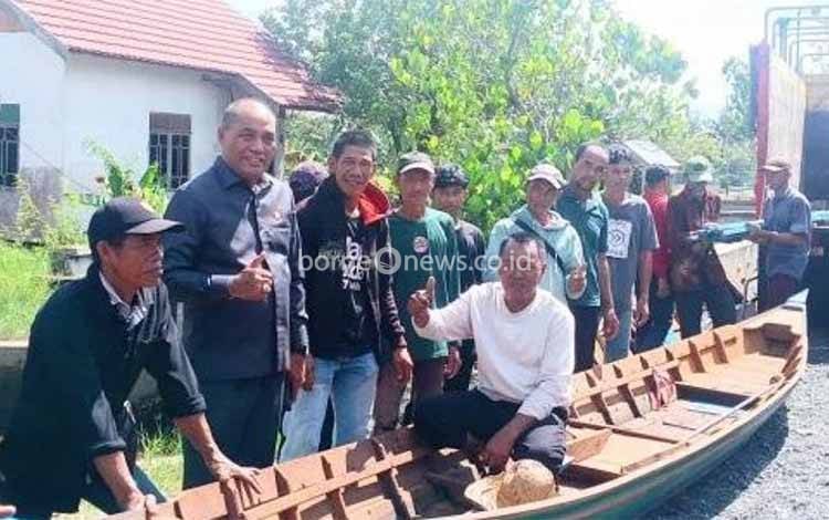 Anggota DPRD Kapuas Apresiasi Bantuan Perahu untuk Tiga Kelompok Nelayan di Selat