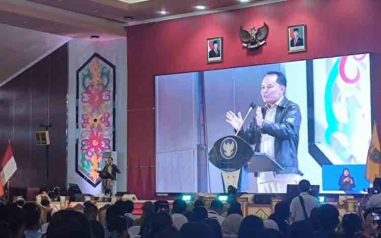 Gubernur Kalimantan Tengah (Kalteng), Agustiar Sabran saat menyampaikan sambutan di rangkaian dialog bersama dengan kemensos di Aula Jayang Tingang, Selasa, 15 April 2025. (FOTO: HERMAWAN)