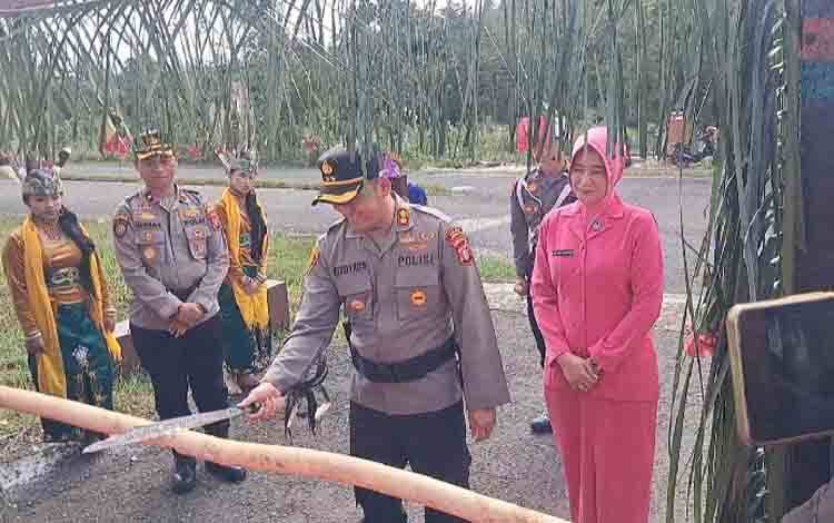 Kedatangan Kapolres Gunung Mas yang Baru Disambut dengan Potong Pantan