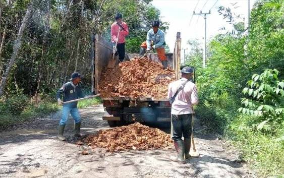 PUPR Perkim Bartim Genjot Perbaikan Jalan Rusak di 7 Kecamatan, Prioritaskan Keselamatan Pengguna Jalan