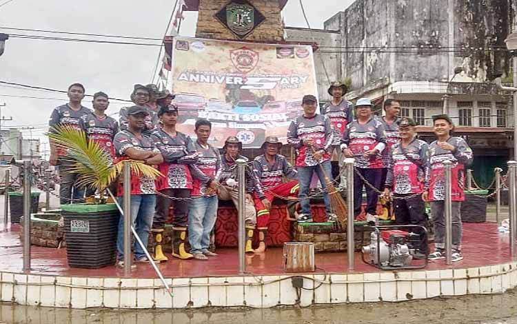 Rayakan HUT ke-5, PMK Komsar Pengembara Gelar Aksi Bersih-Bersih di Bundaran Ampah Kota