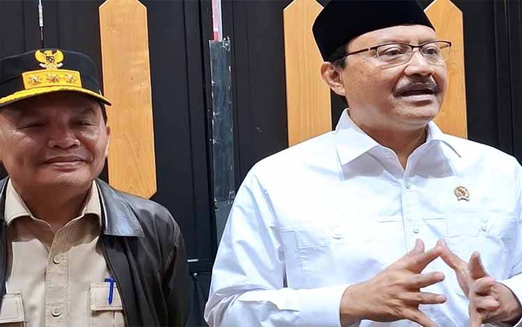 Menteri Sosial, ?Saifullah Yusuf (kanan) usai rangkaian fialog fi Aula Jayang Tingang, Selasa, 15 April 2025. (FOTO: IST)