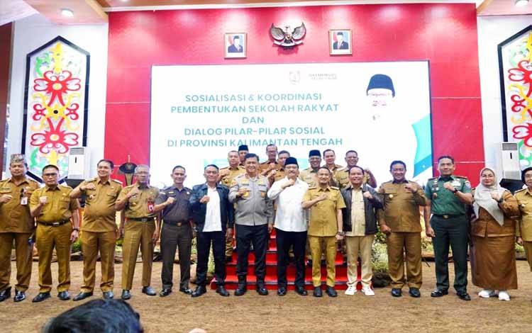 Menteri Sosial RI Saifullah Yusuf foto bersama saat rangkaian dialog di Aula Jayang Tingang. (FOTO:FERY)