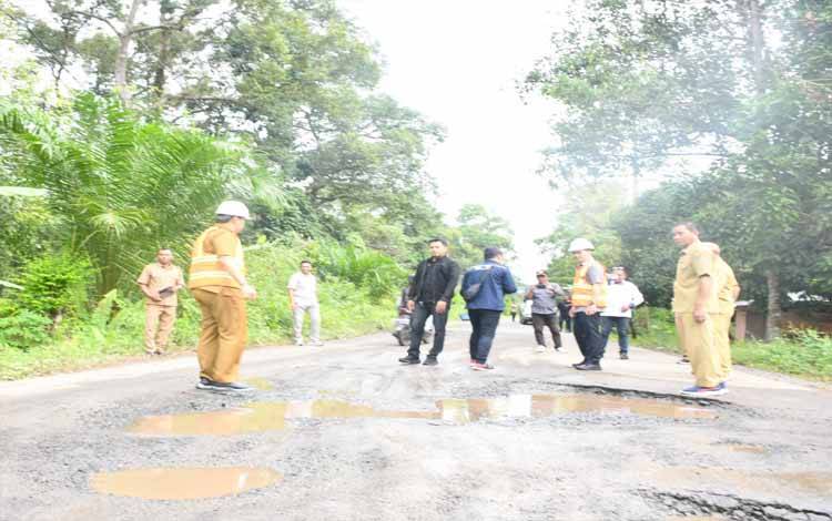 Bupati dan Wabub Pulang Pisau Tinjau Jalan Rusak di Darung Bawan - Mandomai