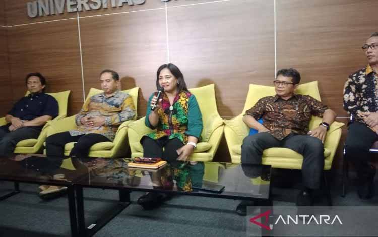 Wakil Rektor Bidang Pendidikan dan Pengajaran UGM Prof. Wening Udasmoro (tengah) saat konferensi pers di Kampus UGM, Yogyakarta, Selasa (15/4/2025). ANTARA/Luqman Hakim
