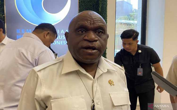 Menteri Hak Asasi Manusia Natalius Pigai menjawab pertanyaan wartawan di Kantor Kementerian HAM, Jakarta, Selasa (15/4/2025). (ANTARA/Fath Putra Mulya)