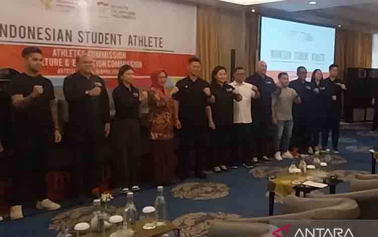 Olympian dari cabang angkat besi Indonesia (keempat kanan) bersama para Olympian serta Ketua Umum KOI Raja Sapta Oktohari, Ketua Komisi X DPR RI Hetifah Sjaifudian berfoto dalam acara sosialisasi program Indonesian Student Athlete di Jakarta, Selasa (15/4/2025).(ANTARA/Aloysius Lewokeda)
