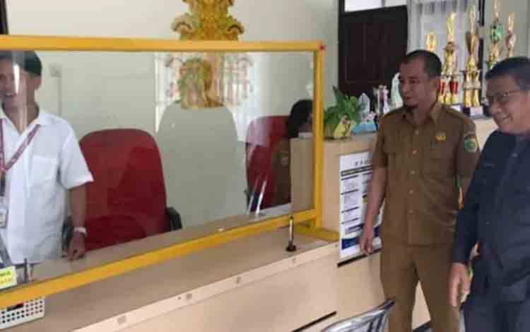 Ketua DPRD Palangka Raya, Subandi saat melaksanakan kunjungan ke layanan publik Palangka Raya. (FOTO: MARINI)