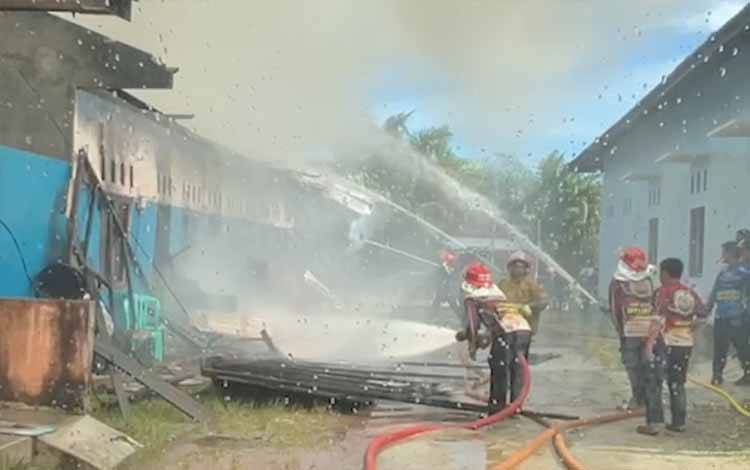 Kebakaran Hanguskan 8 Pintu Barak di Palangka Raya