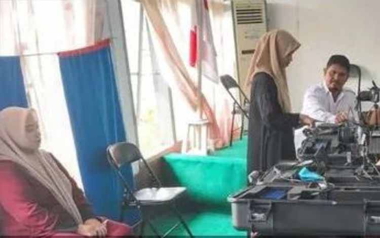 Pelayanan jemput bola Disduckapil Kapuas di Kecamatan Kapuas Murung. (FOTO: IST)
