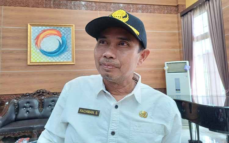 Kepala UPT PPD Samsat Kotim, Rachman S, Rabu, 16 April 2025. (FOTO: DEWIP)