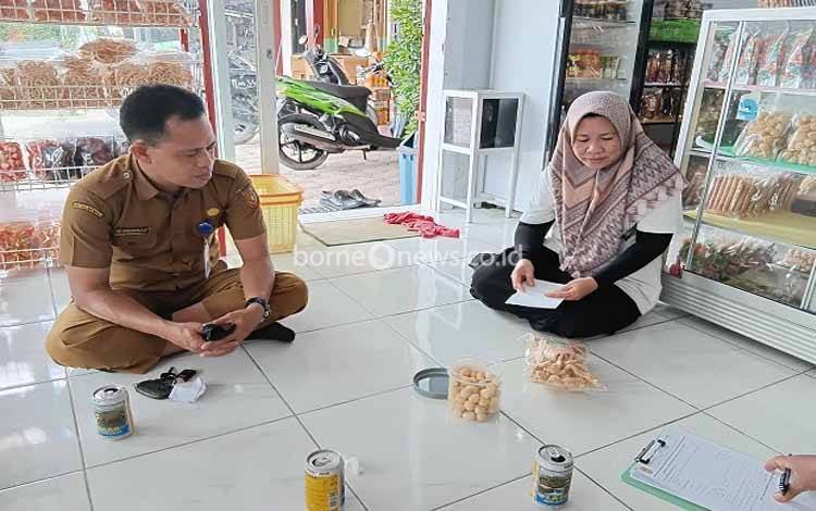 Disperindagkop UKM Kobar Awasi BDKT di Toko Swalayan dan Pengrajin Produk Olahan Makanan