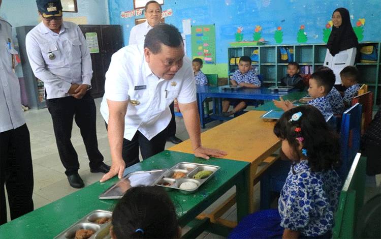 Bupati Kotim Tinjau Program Makan Bergizi Gratis
